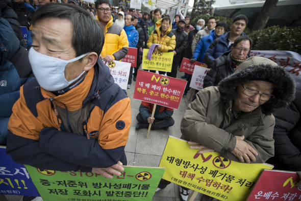 한빛영광원전영광군수협대책위원회 회원과 전남 영광지역 어민들이 29일 오후 서울 강남구 삼성동 한국수력원자력 본사 앞에서 열린 ‘영광원전 3호기 폐원자로 헤드 처리대책 없는 교체 중지 요구를 위한 영광어민 결의대회’에 참석해 방사성 폐기물 대책 마련과 원전 가동 중단을 촉구하는 손팻말을 들고 있다.  김성광 기자 flysg2@hani.co.kr