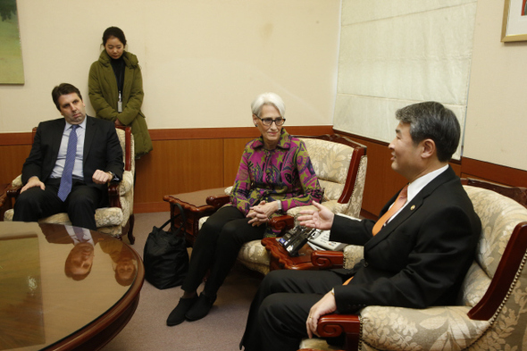 웬디 셔먼 미국 국무부 정무차관(왼쪽)이 29일 오전 서울 종로구 세종로 외교부 청사에서 조태용 외교부 제1차관을 만나 현안을 논의하고 있다.
이정아 기자 leej@hani.co.kr