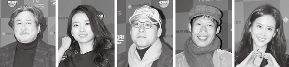 한국영화기자협회(회장 윤여수)가 주최한 ‘제6회 올해의 영화상’ 시상식이 29일 저녁 서울 프레스센터 국제회의장에서 열렸다. 왼쪽부터 신인상 박유천, 독립영화상 진모영 감독, 작품상 이수진 감독, 신인상 이유영, 조연상 조여정, 주연상 천우희·최민식, 조연상 유해진, 영화인상 심재명 명필름 대표, 외화상 박효성 워너브라더스코리아 대표, 감독상 김성훈 감독, 홍보인상 이채현 호호호비치 실장, 영화기자상 안진용 문화일보 기자. 사진 한국영화기자협회 제공