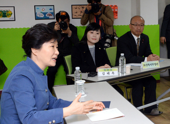박근혜 대통령이 29일 오전 인천 푸른숲어린이집을 방문해 학부모와 보육교사 등과 간담회를 열어 이야기를 나누고 있다. 문형표 보건복지부 장관(오른쪽)이 박 대통령의 발언을 듣고 있다. 인천/청와대사진기자단