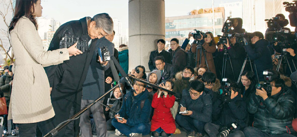 조양호 대한항공 회장이 30일 오후 서울 마포구 서울서부지법에서 열린 ‘땅콩 회항’ 사건 2차 공판에 증인으로 출석하면서 대기 중인 취재진 쪽으로 고개 숙여 인사하고 있다.
김성광 기자 flysg2@hani.co.kr