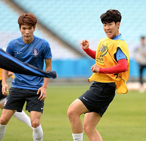 2015 호주 아시안컵 결승전을 하루 앞둔 대한민국 축구 국가 대표팀 손흥민이 30일(현지시각) 오후 호주 시드니 스타디움 오스트레일리아에서 열린 공식훈련에서 미니게임을 하며 몸을 풀고 있다. 연합뉴스
