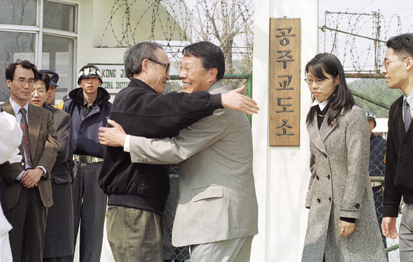  국외 체류하며 5차례 북한을 오가며 ‘조국통일범민족연합’ 남쪽 대변인으로 활동한 혐의로 8년형을 받은 황 작가는 5년 만인 98년 3·1절 특사로 석방됐다. 당시 공주교도소 앞에서 풀려나온 황 작가가 마중나온 고은 시인과 포옹을 하고 있다.  사진 작가회의 제공
