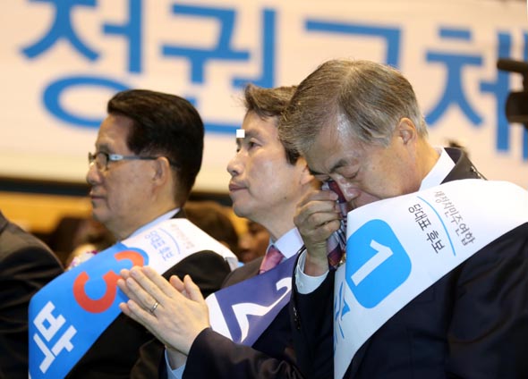 새정치민주연합 대표 경선에 출마한 문재인 후보(오른쪽)가 1일 오후 경기도 수원시 아주대체육관에서 열린 경기지역 합동연설회에 앞서 치러진 세월호 참사 희생자 추모행사에서 단원고 학부모 합창단이 ‘잊지 않을게’란 제목의 노래를 부르는 동안 눈물을 닦고 있다. 박지원(왼쪽부터), 이인영 후보도 눈물을 보였다. 수원/이정우 선임기자