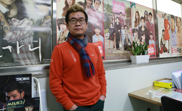 엄용훈 삼거리픽쳐스 대표의 뒤편으로 영화 <개를 훔치는 완벽한 방법> 포스터가 보인다. 그는 자신의 트위터·페이스북을 통해 몇 개 남지 않은 <개훔방> 상영관을 관객에게 알리고 있다.