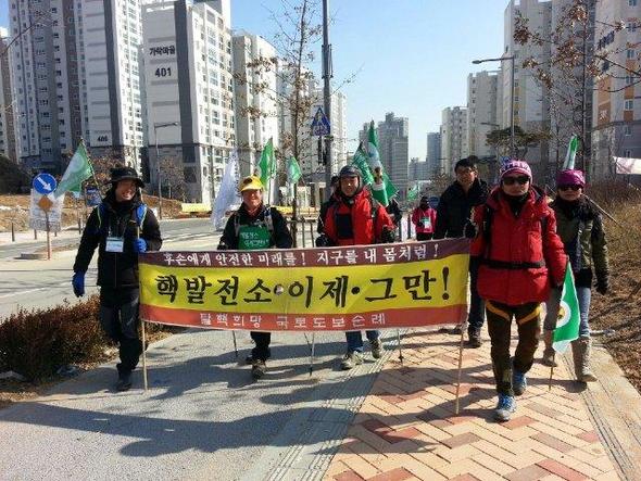 ‘핵 없는 사회를 위한 공동행동’ 등으로 이뤄진 탈핵 희망 국토 도보순례단이 2일 오후 세종시 시가지를 돌며 탈핵의 중요성 등을 알리고 있다.
