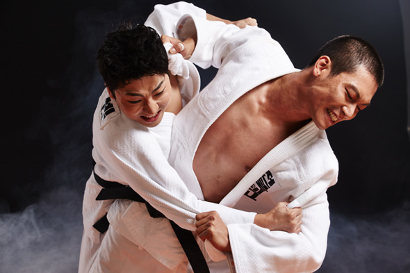 쿵! 메치기, 굳히기 등 연극 <유도소년>(큰 사진)은 실감나는 유도기술을 선보인다. 스토리피 제공.