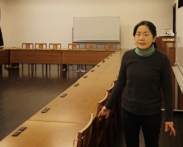 야나기하라 야스코 대표가 윤동주 시인이 1942년 일본 릿쿄대학 재학 시절 공부했던 교실을 안내하고 있다.