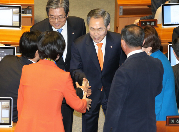 우윤근 새정치민주연합 원내대표가 4일 오전 국회 본회의에서 교섭단체 대표연설을 마친 뒤 발언대를 내려와 동료의원들과 악수하고 있다. 이정우 선임기자 woo@hani.co.kr