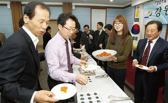강원도가 4일 오전 강원도청 브리핑룸에서 ‘강원 수산식품 세계화를 위한 시식회’를 열고 오징어와 도루묵, 붉은 대게 등 동해에서 잡은 싱싱한 해산물로 만든 요리를 선보였다. 강원도청 제공