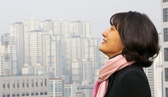 잠실 엄마들의 유별난 교육열을 다룬 소설 <잠실동 사람들>의 작가 정아은. 그는 “‘잠실’은 잠실에만 있는 게 아니라 서울 전체가 잠실처럼 바뀌는 것 같다”고 말했다.
이정용 선임기자 lee312@hani.co.kr