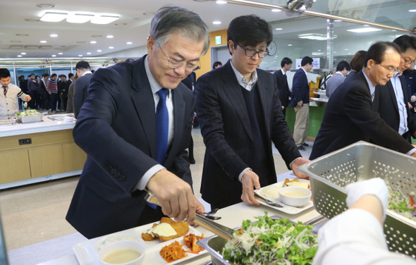 문재인 새정치민주연합 당대표 후보가 5일 낮 국회 의원회관 직원식당에서 사무실 직원들과 함께 식사를 하기 위해 식판에 반찬을 담고 있다. 이정우 선임기자