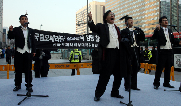 구호를 외치는 시위가 아리아를 열창하는 콘서트로 변신했다. 한예진 국립오페라단 예술감독의 임명 철회를 요구하는 한국오페라비상대책위원회는 5일 오후 서울 광화문 동화면세점 앞에서 ‘갈라콘서트’를 벌였다.  
김경호 선임기자 jijae@hani.co.kr