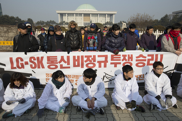 ‘정리해고 비정규직법제도 전면폐기를 위한 행진단’이 5일 오전 국회 정문 앞에서 오체투지 행진을 시작하면서 기자회견을 하고 있다. 김성광 기자 flysg2@hani.co.kr