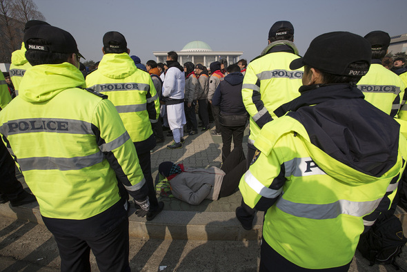 ‘정리해고 비정규직법제도 전면폐기를 위한 행진단‘이 5일 오전 국회 정문 앞에서 오체투지 행진을 하기에 앞서 기자회견을 시작하려다가 이를 막아선 경찰과 대치하고 있다. 김성광 기자 flysg2@hani.co.kr