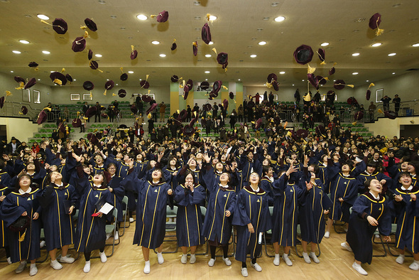 5일 오전 서울 관악구 봉천동 서울문영여자중학교에서 열린 졸업식에서 식을 마친 뒤 학생들이 학사모를 던지고 있다. 이정아 기자 leej@hani.co.kr