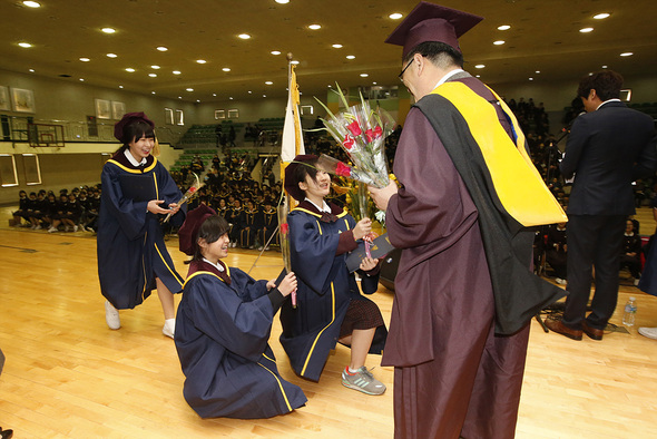 5일 오전 서울 관악구 봉천동 서울문영여자중학교에서 열린 졸업식에서 교장선생님이 직접 수여하는 졸업장을 받은 학생들이 담임선생님께 달려와 무릎꿇은 채 꽃을 선물하고 있다. 이정아 기자 leej@hani.co.kr