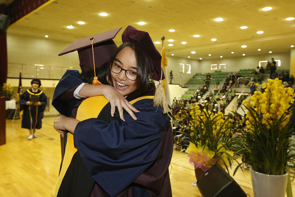 5일 오전 서울 관악구 봉천동 서울문영여자중학교에서 열린 졸업식에서 교장선생님이 직접 수여하는 졸업장을 받은 학생들이 담임선생님께 달려와 포옹하고 있다. 이정아 기자 leej@hani.co.kr