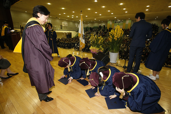 5일 오전 서울 관악구 봉천동 서울문영여자중학교에서 열린 졸업식에서 교장선생님이 직접 수여하는 졸업장을 받은 학생들이 담임선생님께 절을 하고 있다. 이정아 기자 leej@hani.co.kr