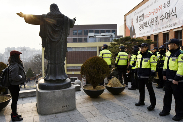 지난 4일 서강대에서 열린 마리오아울렛 홍성열 회장의 명예 경제학 박사 학위 수여식장. 3억6천만원에 이르는 임금체불과 함께 정리해고를 당한 마리오아울렛 시설관리 노동자들이 학위 수여식장으로 달려갔다. 경찰기동대는 서강대 교정 안까지 진입해 이들을 가로막았다. 이런 경찰행동에 항의하던 학생들은 경찰에 밀려 바닥에 나뒹굴었고 이를 취재하던 한 여학생 기자는 방패에 둘러싸여야 했다. 무척 낯설지만 매우 익숙한 풍경. 2015년 대한민국의 1980년대 모습이다.  
김형석/금속노조 편집국장 