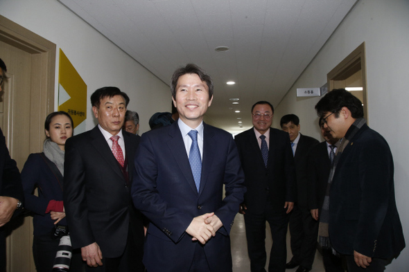 이인영 새정치민주연합 당대표 후보(맨 앞)가 6일 오전 서울 구로구청 소통홀에서 전국연합노동조합연맹 위원장 및 25개 지부 지부장 간담회를 마친 뒤 다음 일정을 위해 이동하고 있다. 이정아 기자 leej@hani.co.kr