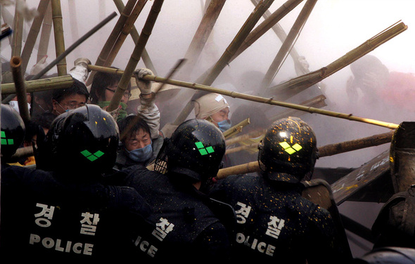 2006년 5월 4일 새벽 용역과 전투경찰 등 1만 2000명을 투입한 ‘여명의 황새울 작전’이 시작되자 평택 대추초교에 모인 주민과 평화바람 활동가 등 지킴이 1000여 명이 정부의 철거집행에 맞서고 있다.