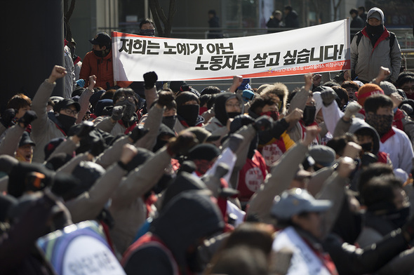 ‘정리해고와 비정규직 제도 전면폐기’를 요구하며 엘지유플러스 근처에서 오체투지를 하려던 두 통신사 700여명 조합원들이 경찰의 제지로 고공농성장 아래에 모여 집회를 하고 있다. 김성광 기자 flysg2@hani.co.kr