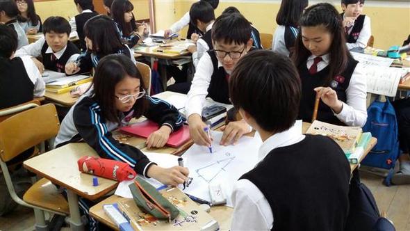 대구 월서중 김동우 수학교사가 ‘삼각형의 결정조건’을 주제로 진행한 수업에서 학생들이 모둠활동을 하고 있다. 김동우 교사 제공