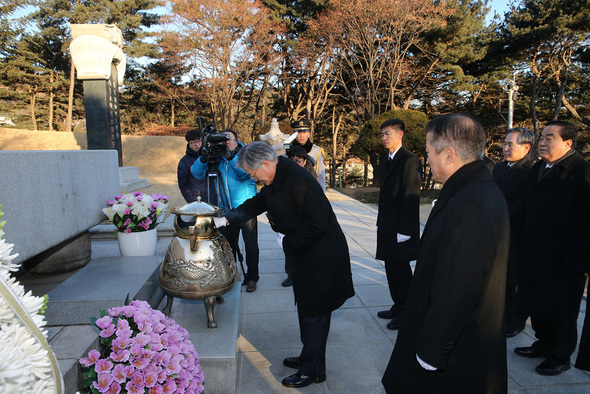 새정치민주연합 문재인 당대표가 9일 오전 서울 동작구 국립서울현충원에서 이승만 전 대통령 묘역에 참배를 하고 있다. 공동취재사진