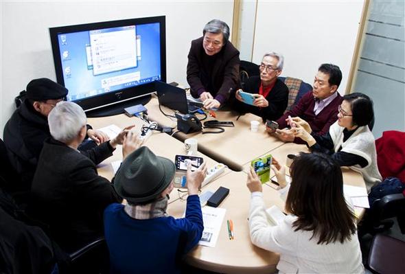  지난달 29일 서울시 강남구 유어스테이지 회의실에서 변용도(가운데)씨가 ‘디카와 놀자’ 회원들에게 스마트폰으로 사진을 잘 찍는 방법을 강의하고 있다. 원낙연 기자