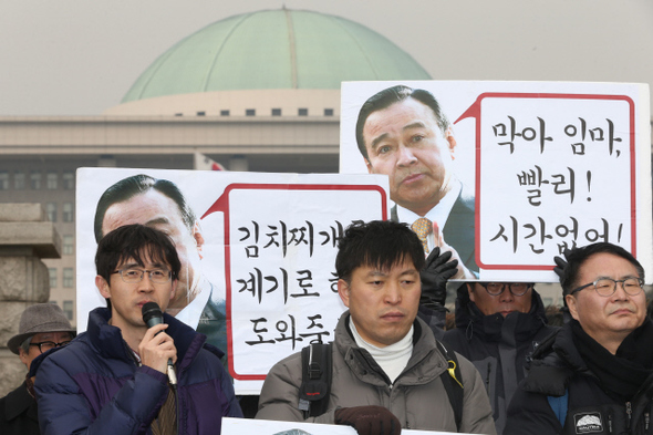 “자진사퇴를” 참여연대와 민주언론시민연합 등 시민사회단체 활동가들이 10일 오후 국회 앞에서 녹음파일에 나오는 내용이 담긴 손팻말을 들고 자진사퇴를 촉구하고 있다.  이정아 기자 leej@hani.co.kr