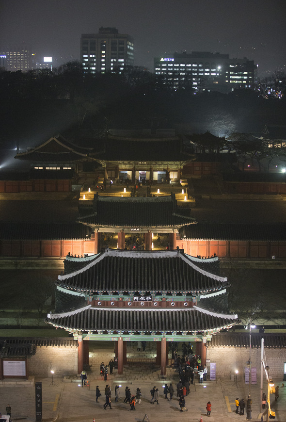 야간개방한 서울 종로구 창경궁을 구경하려고 10일 저녁 시민들이 입구에 줄지어 서 있다. 문화재청은 올해 고궁을 계절별로 야간에 개방하기로 하고, 겨울철 순서로 경복궁과 창경궁을 선정했다. 경복궁은 11~16일 오후 6시부터 9시까지, 창경궁은 10~15일 오후 7시부터 10시까지 돌아볼 수 있다. 
김성광 기자 <A href="mailto:flysg2@hani.co.kr">flysg2@hani.co.kr</A>