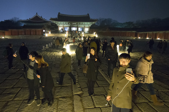  야간개방한 서울 종로구 창경궁을 구경하는 시민들이 10일 저녁 궁 안에서 휴대전화를 이용해 기념사진을 찍고 있다. 문화재청은 올해 고궁을 계절별로 야간에 개방하기로 하고, 겨울철 순서로 경복궁과 창경궁을 선정했다. 경복궁은 11~16일 오후 6시부터 9시까지, 창경궁은 10~15일 오후 7시부터 10시까지 돌아볼 수 있다. 김성광 기자 <A href="mailto:flysg2@hani.co.kr">flysg2@hani.co.kr</A>