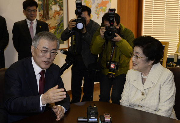 문재인 새정치민주연합 대표(왼쪽)가 11일 오전 서울 마포구 동교동 김대중도서관에서 김대중 전 대통령 부인 이희호씨를 예방해 대화를 나누고 있다. 국회사진기자단