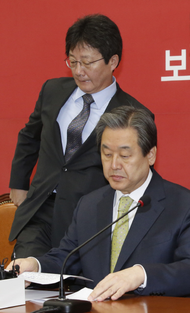 유승민 새누리당 원내대표가 11일 오전 국회에서 열린 최고중진연석회의에서 참석해 자리에 앉고 있다. 앞은 김무성 대표. 이정아 기자 leej@hani.co.kr