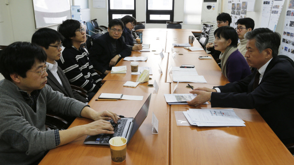 한겨레 열린편집위원회 위원들이 9일 오전 서울 마포구 공덕동 한겨레신문사 회의실에서 <한겨레>의 세금 관련 보도를 둘러싸고 의견을 나누고 있다. 이종근 기자 root2@hani.co.kr