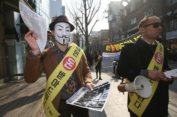패션노조,알바노조,청년유니온 회원들이 11일 오후 서울 강남구 신사동 가로수길에서 ‘떼인 돈 받아드립니다’ 캠페인을 벌이고 있다. 이들은 패션계에 만연한 임금체불 사례의 해결을 위해 이 캠페인을 기획했다고 밝혔다.신소영 기자 viator@hani.co.kr