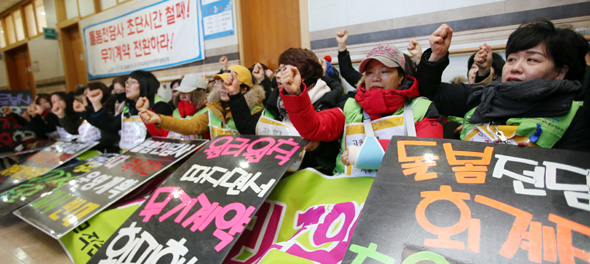 12일 오전 대구 북구 산격동 경북도교육청 교육감실 앞에서 무기계약 전환 등을 요구하며 밤샘농성을 한 경북지역 초등학교 돌봄전담사들이 전면파업에 돌입하는 결의대회를 하고 있다. 경북지역 50개 초등학교 돌봄교실 전담사들이 12일부터 무기한 전면파업에 들어갔다. 이들은 “경북도교육청은 초등돌봄교실 전담사들에게 1주 15시간 미만 근무를 내용으로 하는 근로계약서를 작성하게 한 뒤 퇴직금, 연차휴가 등을 주지 않고 무기계약 전환을 하지 않고 있다”고 주장했다.  대구/연합뉴스