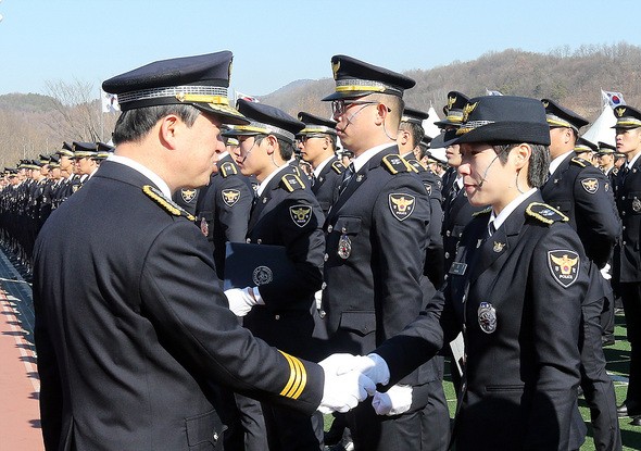 강신명 경찰청장이 13일 충북 충주시 수안보면 중앙경찰학교 대운동장에서 열린 신임 경찰관 제281기 졸업식을 마치고 신임 경찰관들과 악수를 하고 있다. 충주/연합뉴스