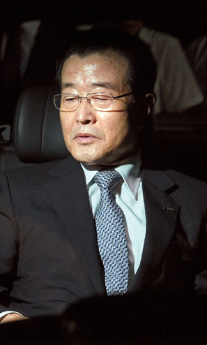 라응찬 전 신한금융지주 회장은 ‘알츠하이머’를 이유로 이번에도 검찰의 수사망을 피해갈 수 있을까. 2010년 신상훈 전 신한은행 사장에 대해 직무정지 결정을 내린 직후의 라 전 회장 모습. 한겨레 이종찬 기자