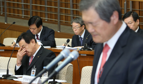 고정식 한국광물자원공사 사장（오른쪽）이 13일 오전 국회에서 열린 ‘정부 및 공공기관 등의 해외자원개발 진상규명을 위한 국정조사특별위원회’에 출석해 기관보고를 하는 동안 권혁수 대한석탄공사 사장이 생각에 잠긴 표정을 짓고 있다. 이정우 선임기자 woo@hani.co.kr