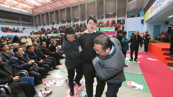 강원도 원주 상지대학교 총학생회 간부들이 13일 오후 학교 체육관에서 열린 학위수여식에서 지난해 8월 학교로 복귀한 김문기 총장의 사퇴를 촉구하는 기습시위를 벌이다 학교 관계자들에게 제지당하고 있다. 원주/김경호 선임기자 jijae@hani.co.kr