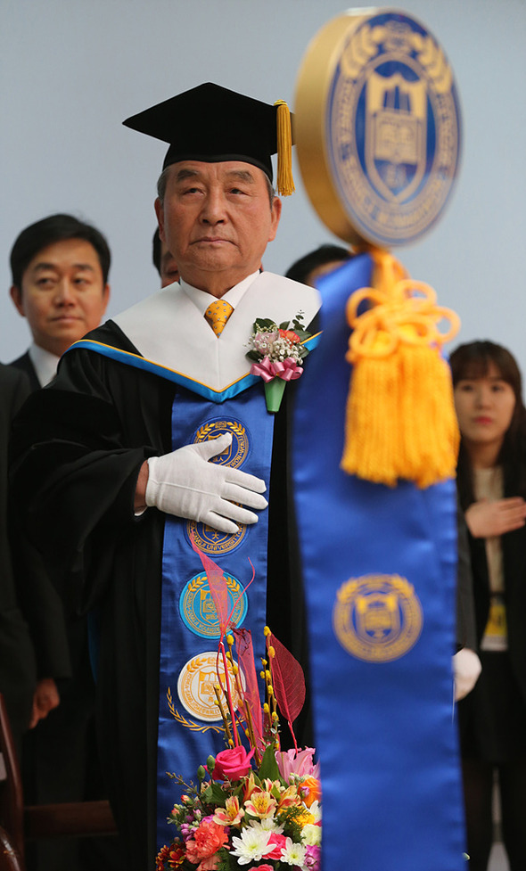 지난해 8월 학교로 복귀한 김문기 총장이 13일 강원도 원주 상지대학교 체육관에서 열린 학위수여식에 참석하고 있다. 원주/김경호 선임기자 jijae@hani.co.kr