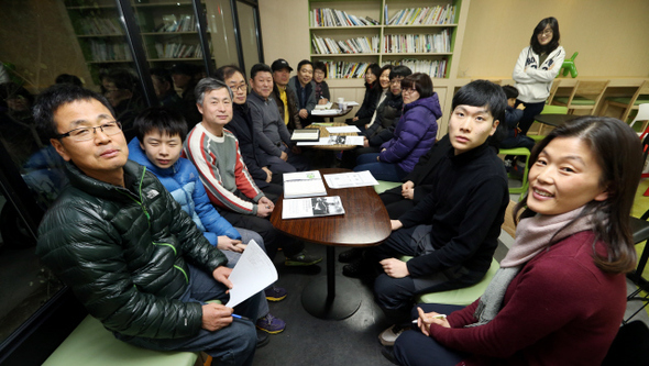 장애아동을 키우는 부모들이 14일 오후 서울 중랑구 원광장애인종합복지관에서 아이들을 위해 사회적 협동조합을 만들려고 협동조합 기초교육을 받은 뒤 아이들과 함께 이야기를 나누고 있다. 김경호 선임기자 jijae@hani.co.kr