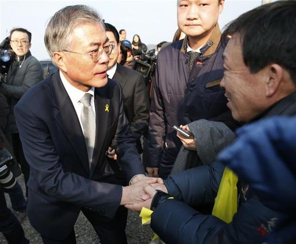 문재인 새정치민주연합 대표가 14일 오후 전남 진도군 팽목항에서 세월호 4·16 가족협의회 도보행진단과 세월호 유가족을 만나 손을 잡은 채 위로의 말을 하고 있다. 진도/연합뉴스