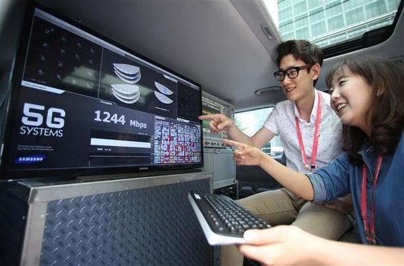 삼성전자는 지난해 10월 시속 100㎞ 이상으로 달리는 차 안에서 1초에 150MB(메가바이트)의 데이터를 끊김 없이 전송하는 5세대(5G) 이동통신 기술을 시연하는 데 성공했다고 밝혔다. 정지 상태에서는 현재의 4세대(4G) 롱텀에볼루션(LTE) 상용망보다 30배 빠른 전송속도를 구현했다고 삼성전자는 덧붙였다. 삼성전자 연구원들이 초고속 5G 이동통신을 시연하고 있다. 삼성전자 제공