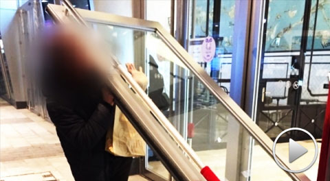 제2롯데월드에서 출입문이 분리돼 시민을 덮치는 사고가 발생했다. / YTN 영상 캡처