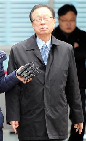 골프 라운딩 도중 경기진행요원을 성추행한 혐의(강제추행)로 기소된 박희태(77) 전 국회의장이 16일 예상됐던 벌금형 대신 징역형의 집행유예를 선고받은 뒤 강원도 원주 원주지원 법정을 나서며 만감이 교차하는 듯 눈을 감고 있다. 원주/연합뉴스
