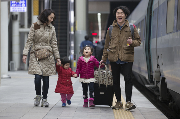  연휴 하루 전인 17일 낮 서울역에서 귀성길에 오른 한 가족이 즐거운 표정으로 열차를 타기 위해 발걸음을 옮기고 있다.  
김성광 기자 flysg2@hani.co.kr