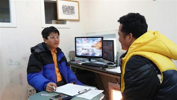 17일 경기 안산시 원곡동 이주노동자 영상센터인 ‘지구인의 정류장’에서 김이찬 상임역무원이 임금을 체불당한 캄보디아 노동자와 상담하고 있다.